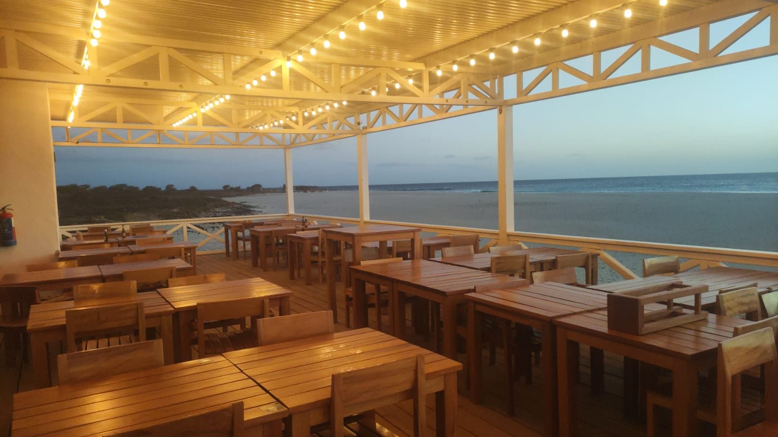 La terrasse d’Origens au crépuscule