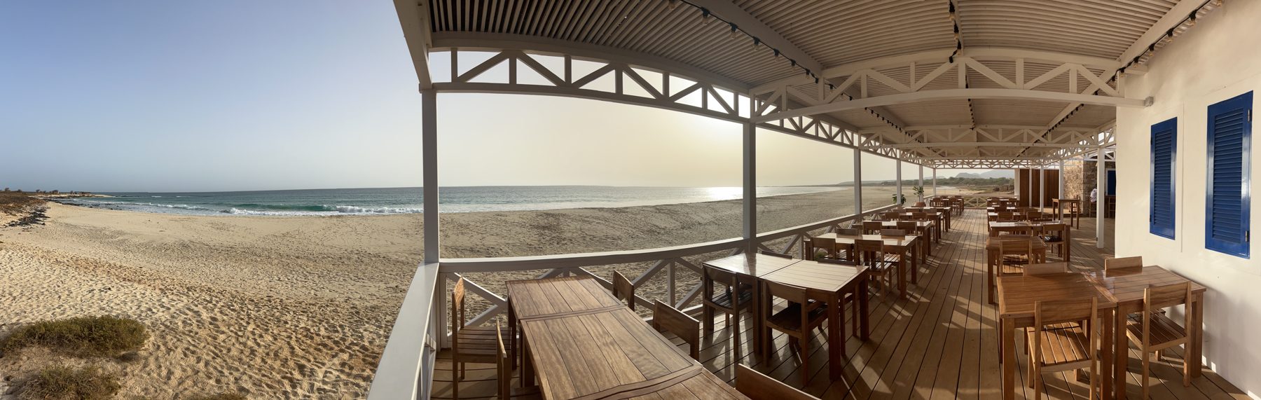 Panorama de la terrasse à l’heure dorée