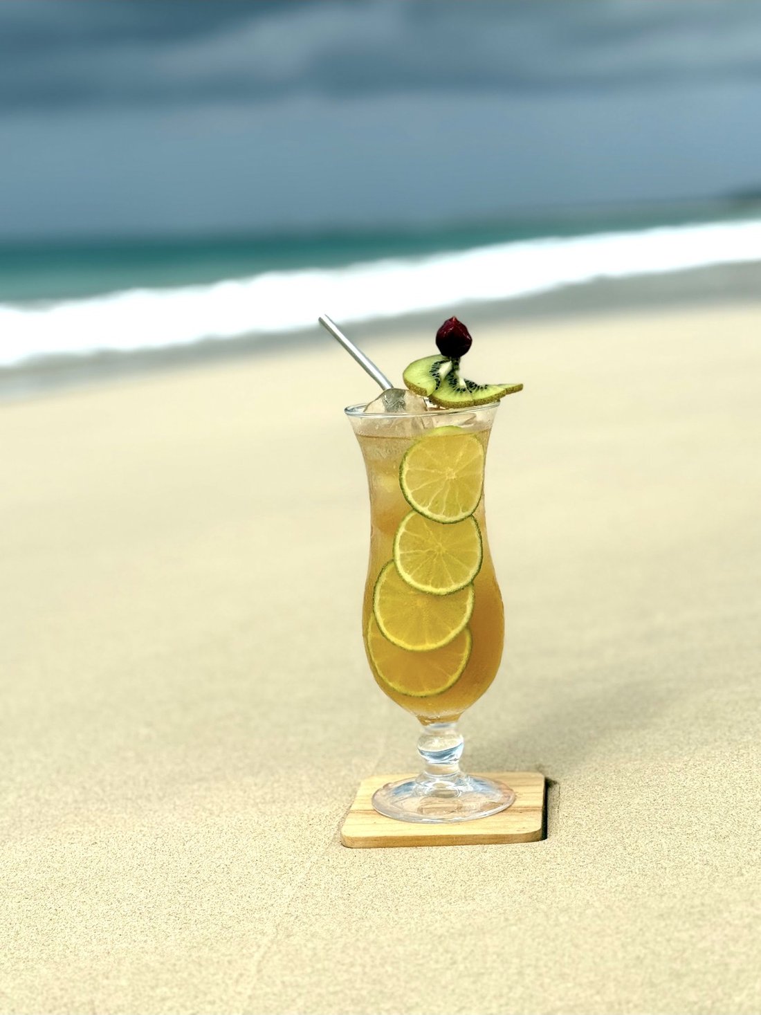Iced tea aux agrumes sur le sable