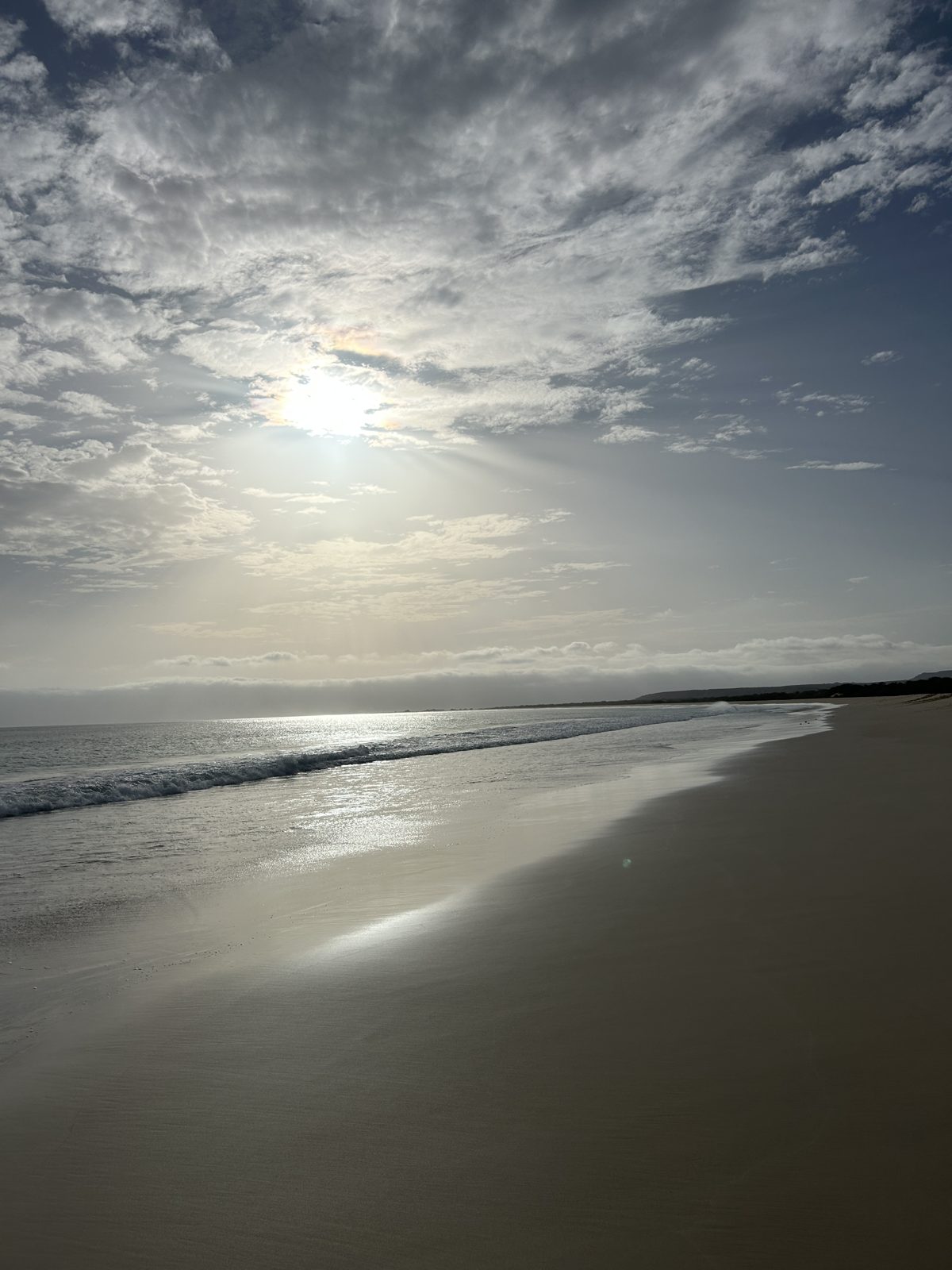 Ciel dramatique au-dessus de la plage