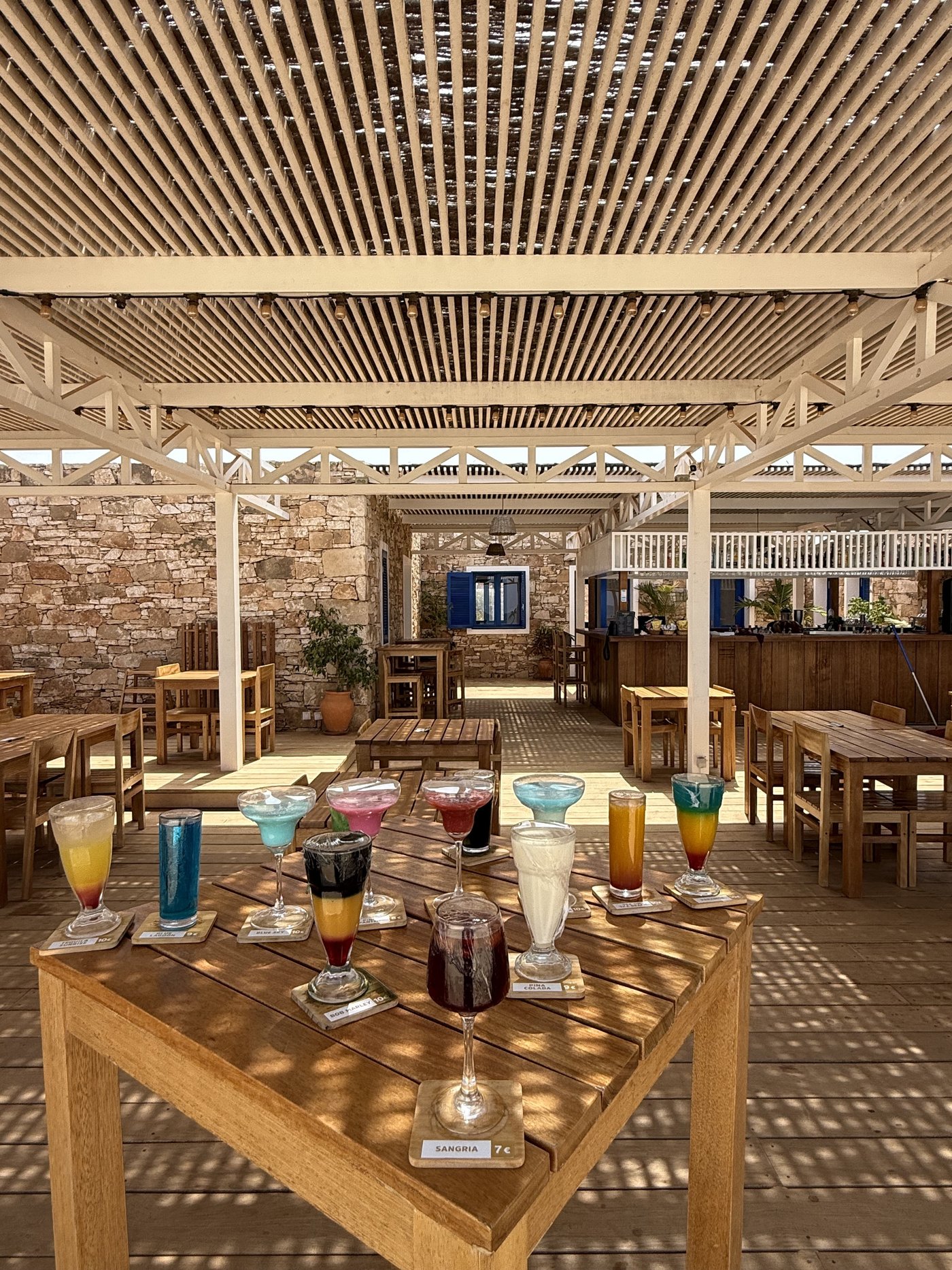 La salle et les cocktails sous la pergola