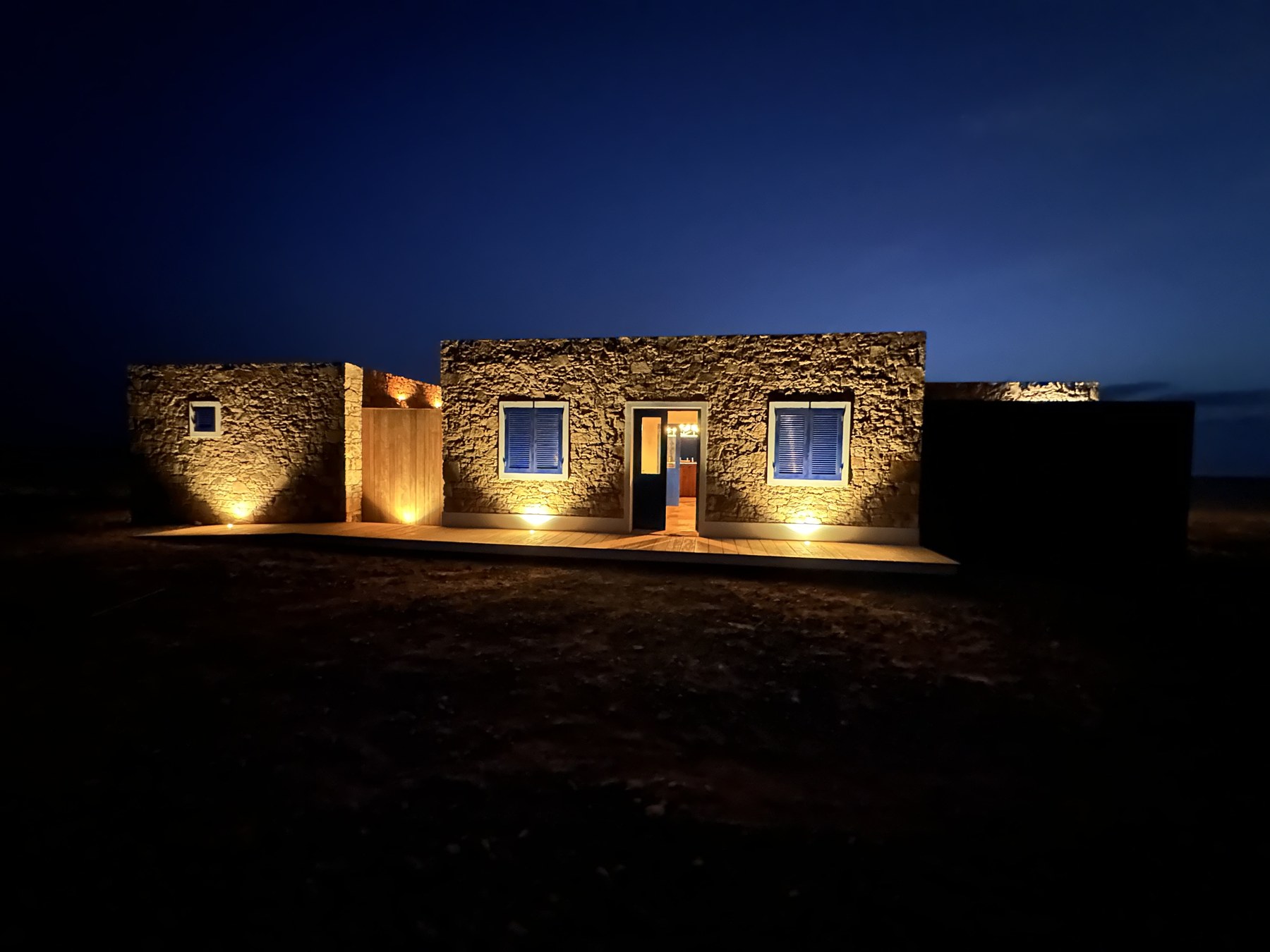 Origens Santa Monica, bâtiment illuminé la nuit