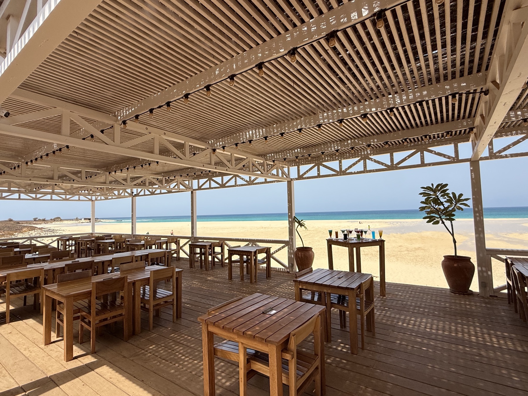 La terrasse et la salle ouvertes sur la plage de Santa Monica