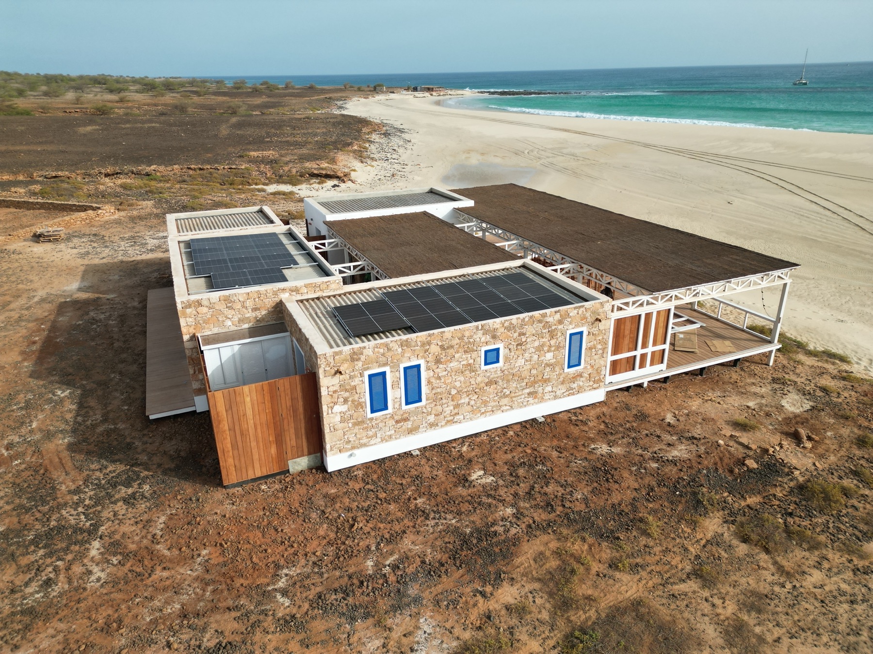 La maison vue du ciel, posée sur la plage de Santa Monica